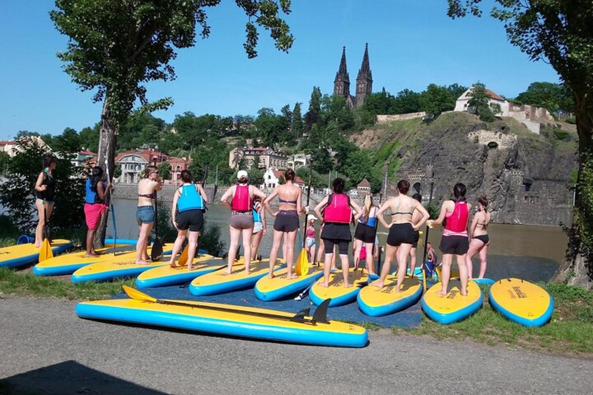 een groep mensen die op surfplanken op straat staan