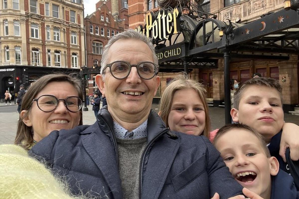 un uomo che posa per una foto con un gruppo di persone