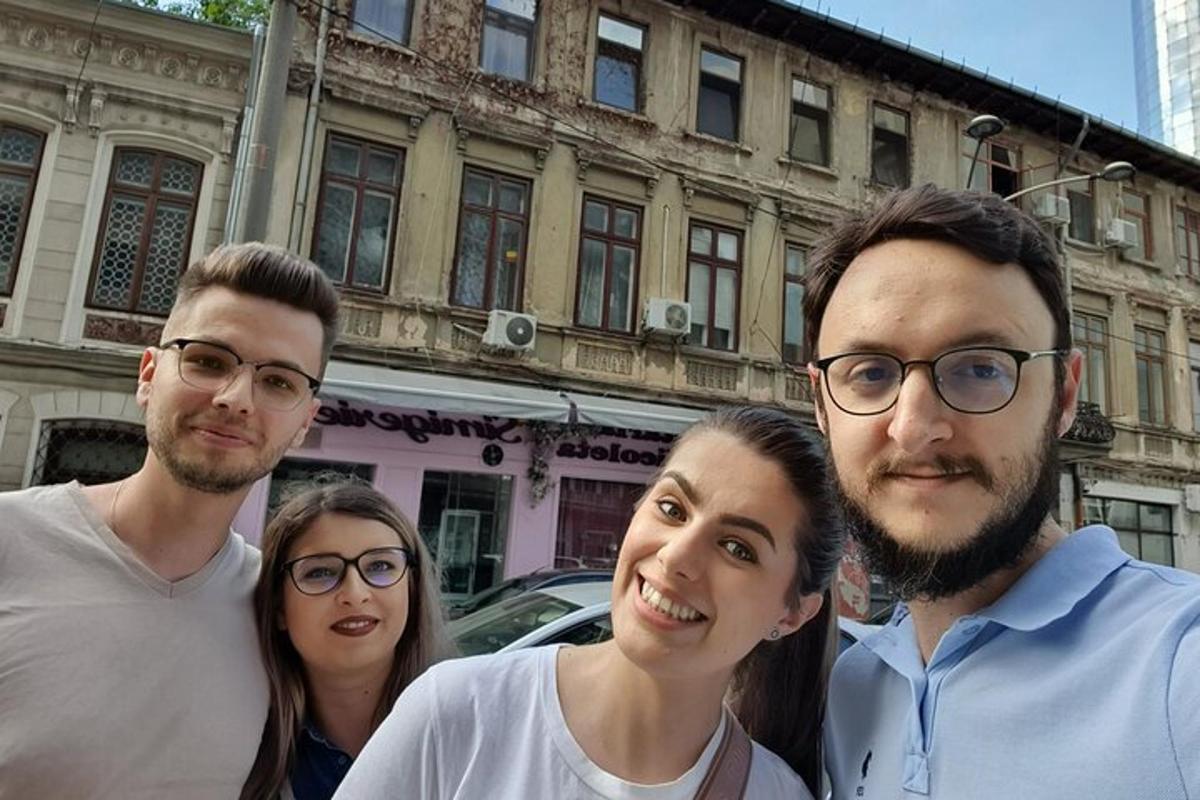 hópur fólks sem stendur fyrir framan byggingu