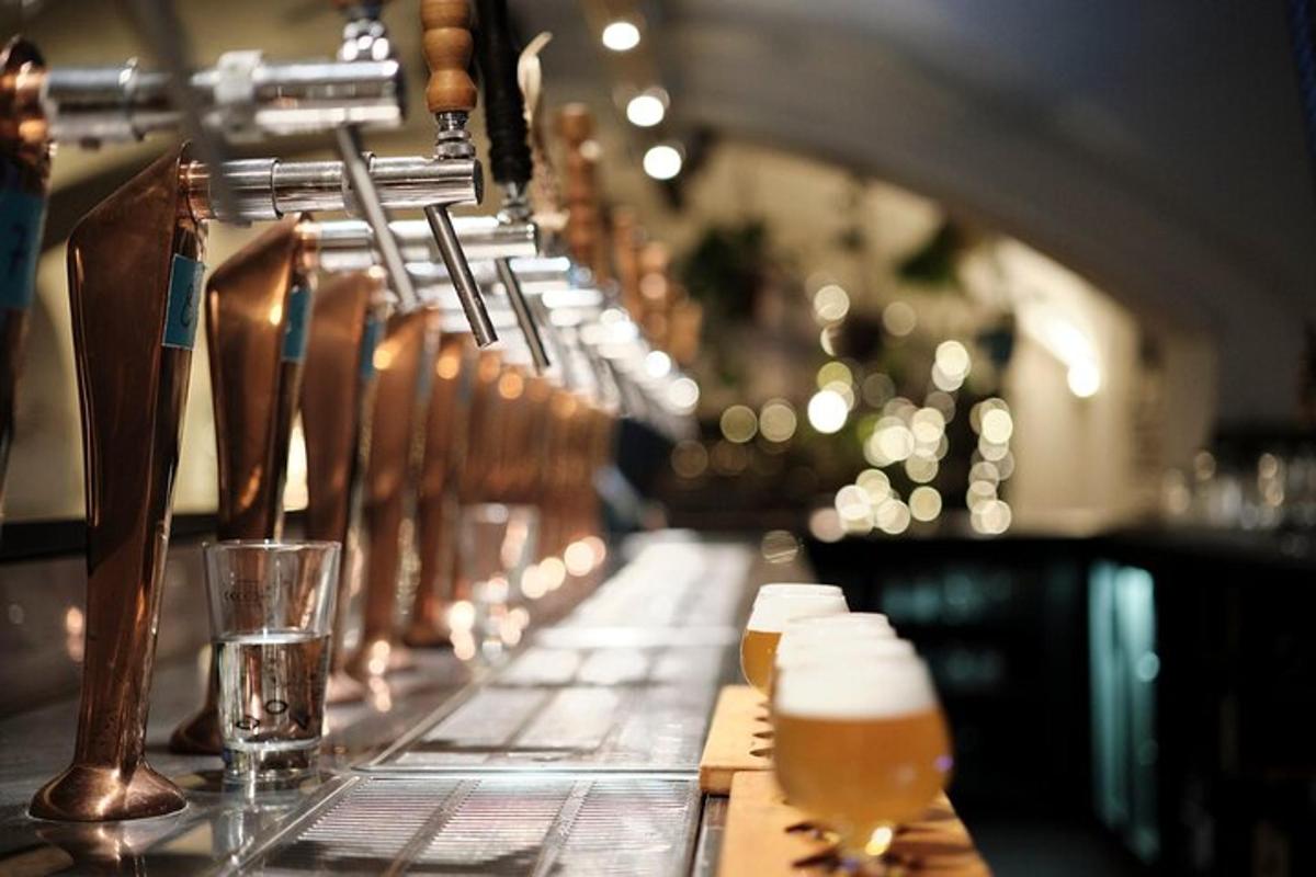 bar z vrsto kozarcev piva