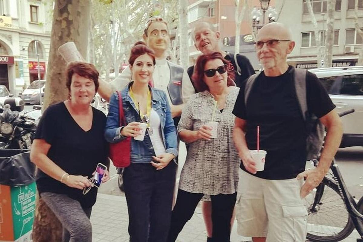 μια ομάδα ανθρώπων που στέκονται σε έναν δρόμο της πόλης