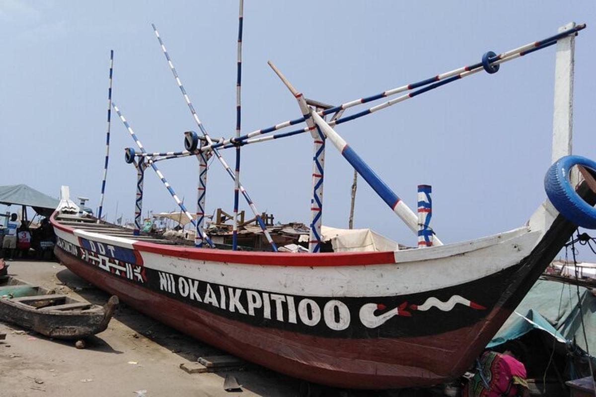 ein Boot, das auf dem Boden liegt