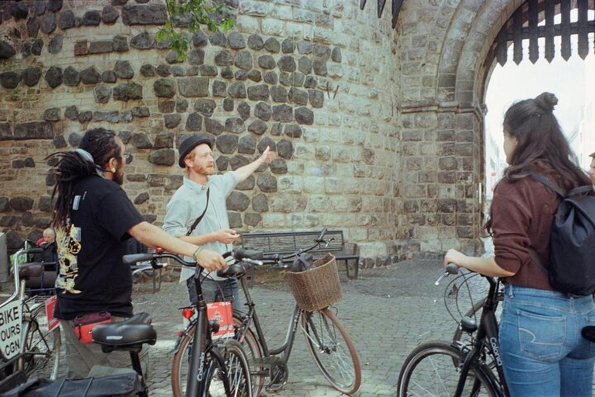 μια ομάδα ανθρώπων με ποδήλατα σε ένα κτίριο