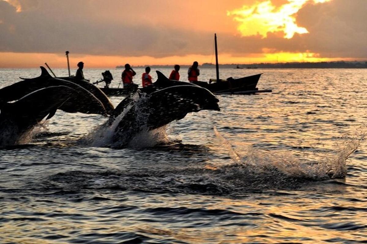 um grupo de pessoas em um barco na água