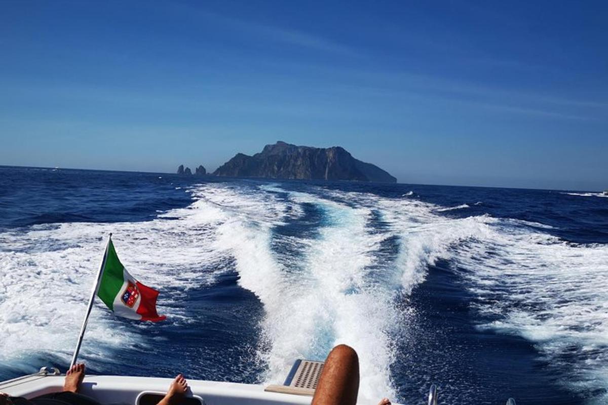 uma pessoa em um barco com uma bandeira na água
