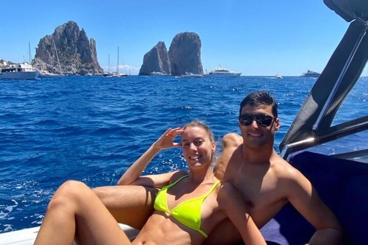 um homem e uma mulher sentados em um barco na água