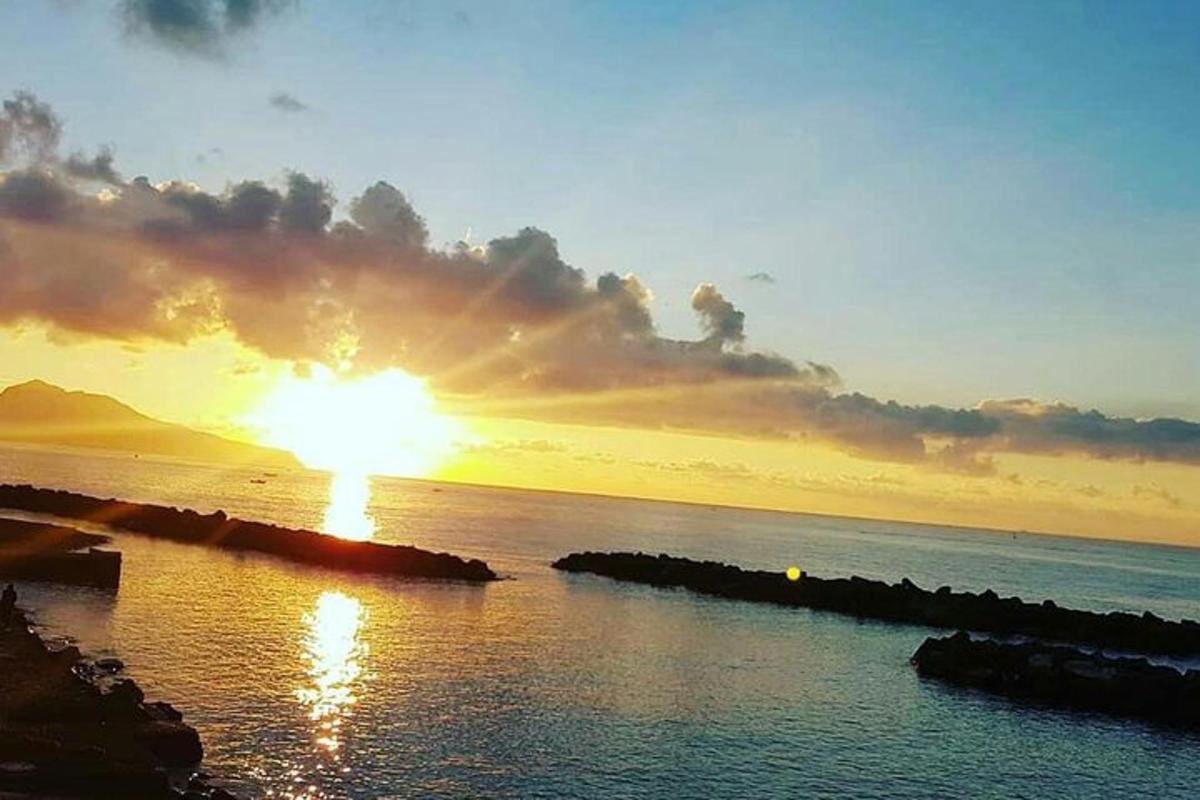 zachód słońca nad oceanem ze słońcem na niebie