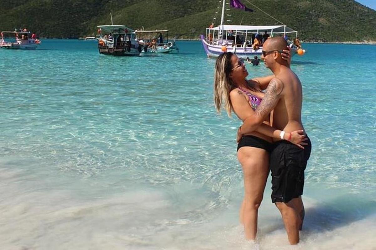 seorang lelaki dan wanita berdiri di pantai di dalam air