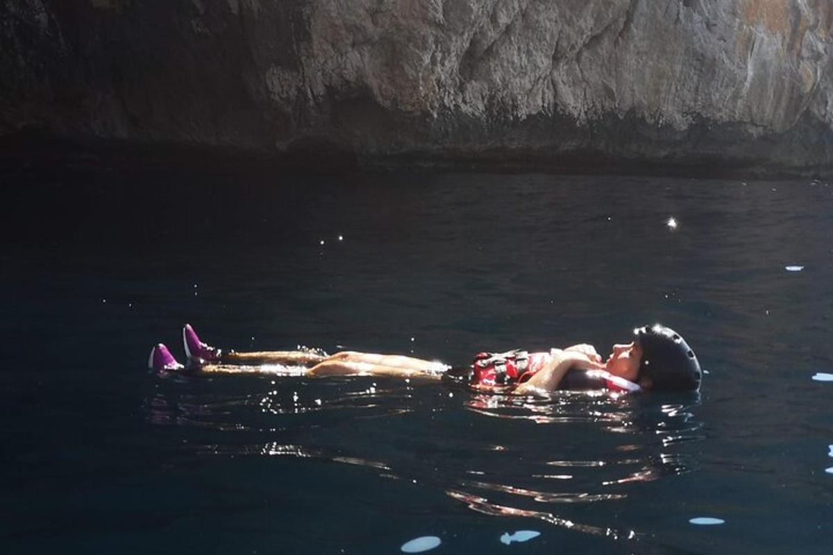 una donna sdraiata sulla schiena nell'acqua