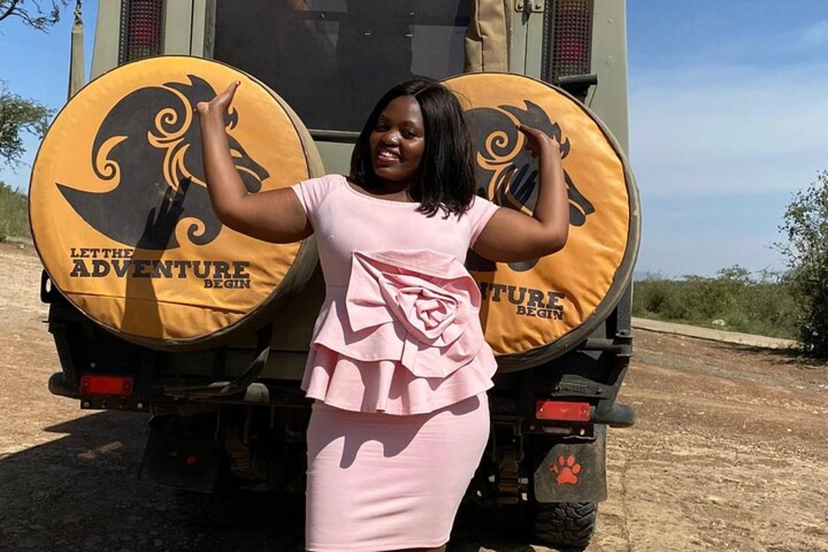 uma mulher parada na frente de um caminhão