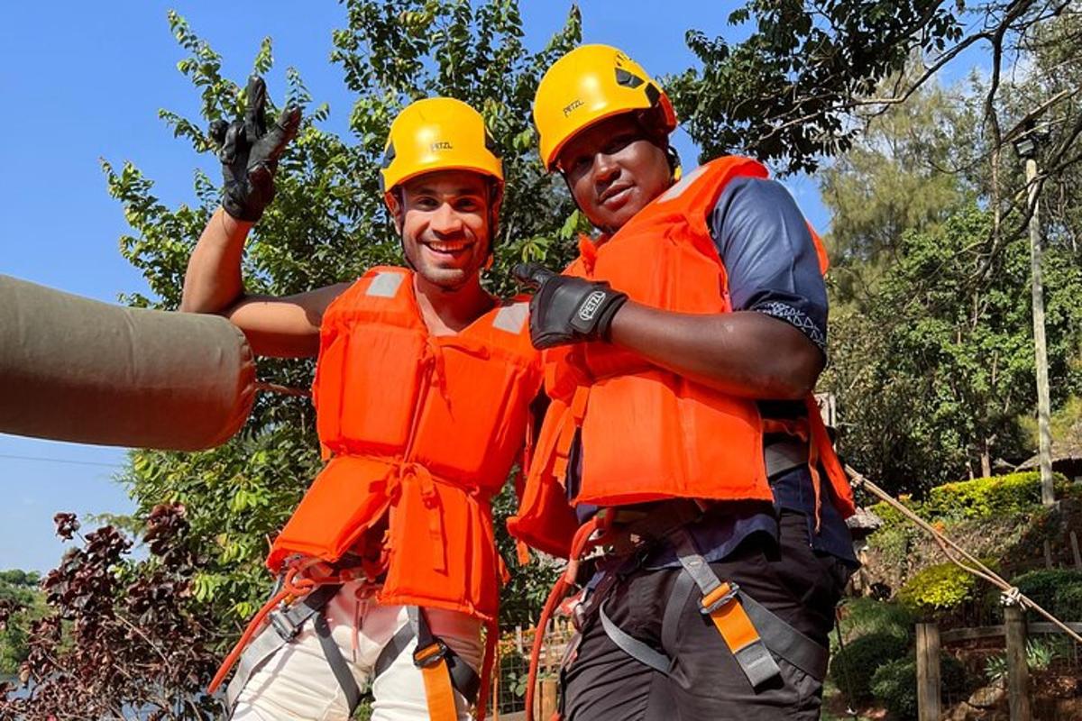 dois homens usando capacetes e coletes de segurança laranja