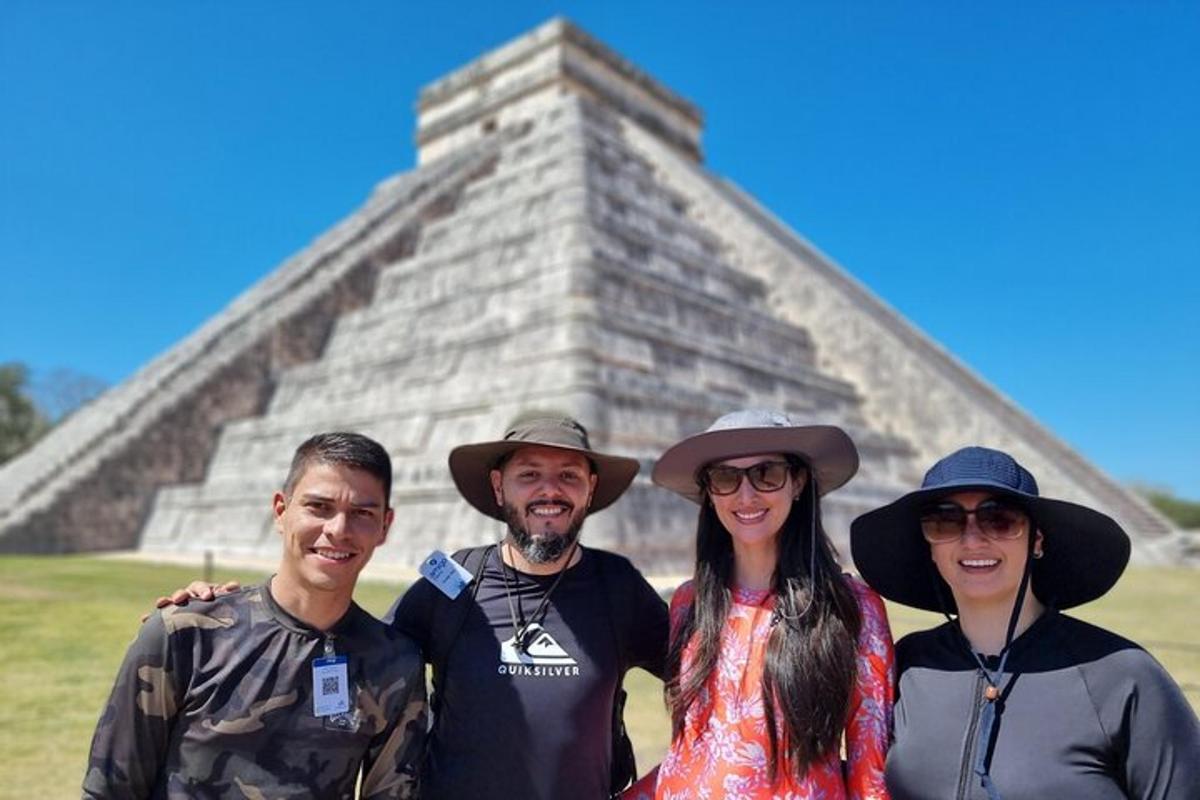 skupina lidí stojící před pyramidou