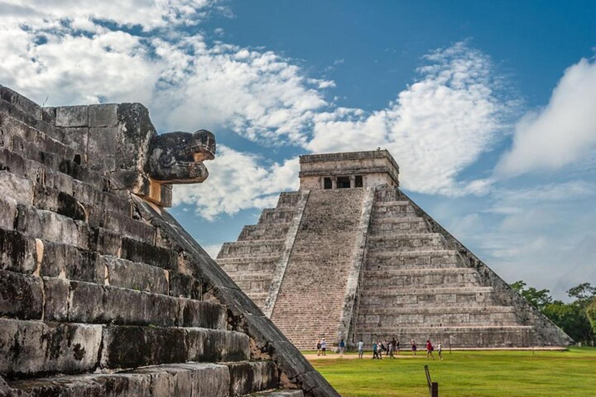 pohled na pyramidu v mayských ruinách