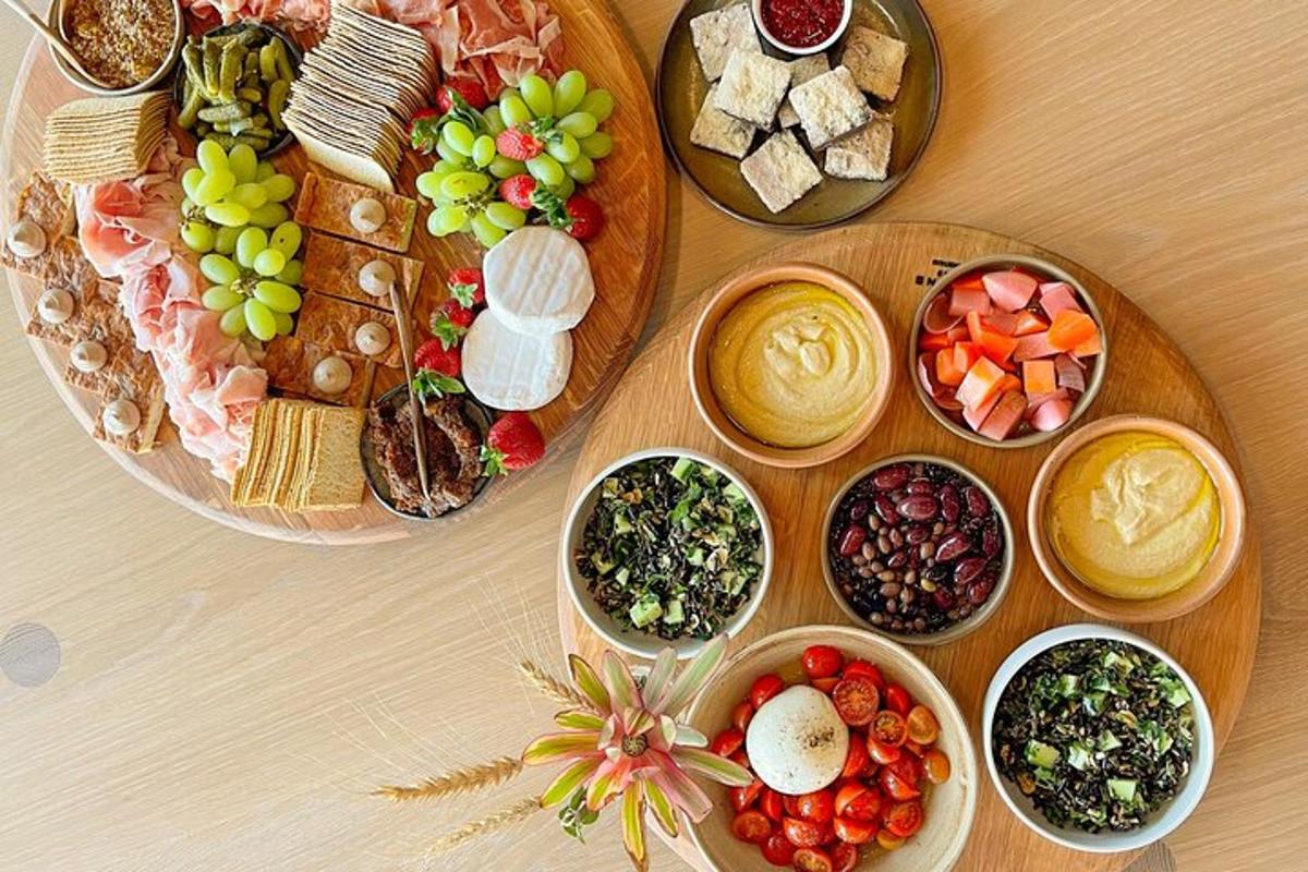 uma mesa com pratos de comida e tigelas de diferentes alimentos