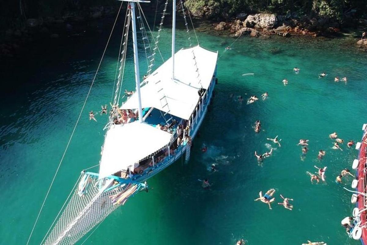 Un grupo de personas nadando en un bote en el agua.