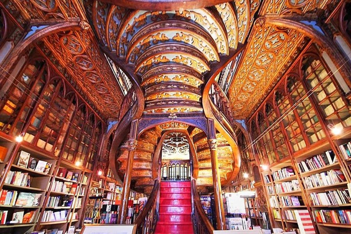 eine Bibliothek mit einer Treppe in einer Bibliothek mit Büchern