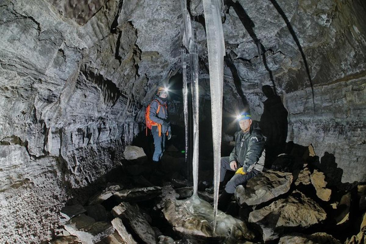 duas pessoas estão em uma caverna