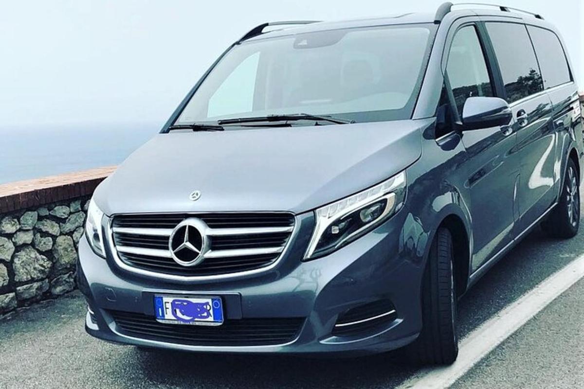 kombi marke Mercedes Benz parkiran uz ocean