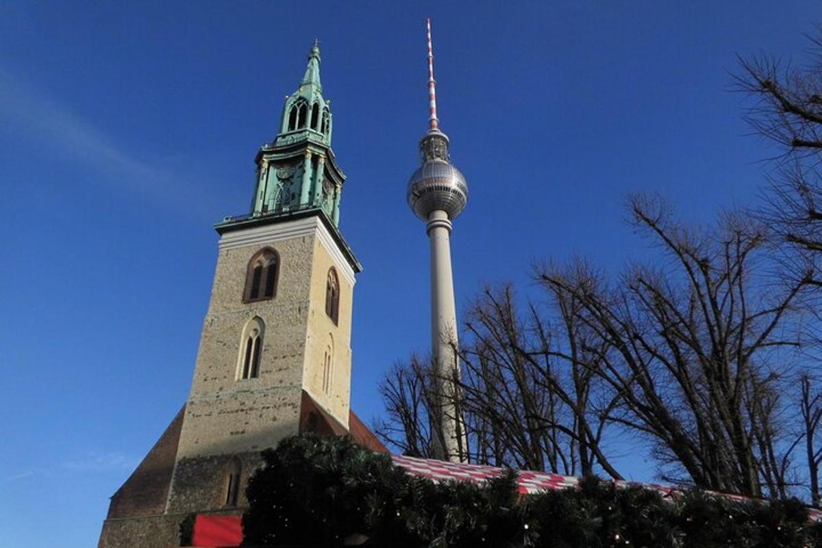 un alto edificio con una torre e una torre dell'orologio