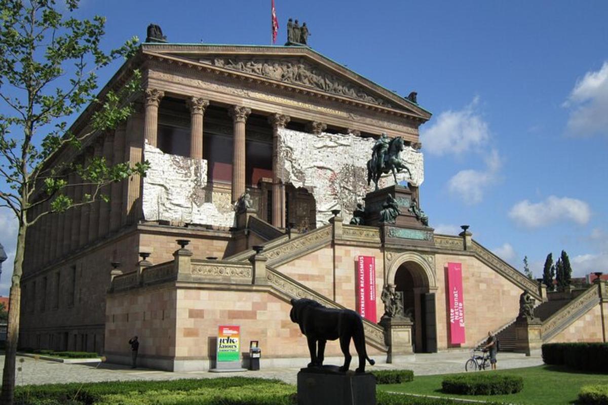 una estàtua d'un cavall davant d'un edifici