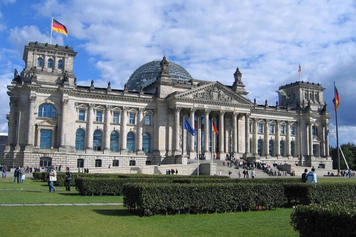 un grande edificio con bandiere in cima