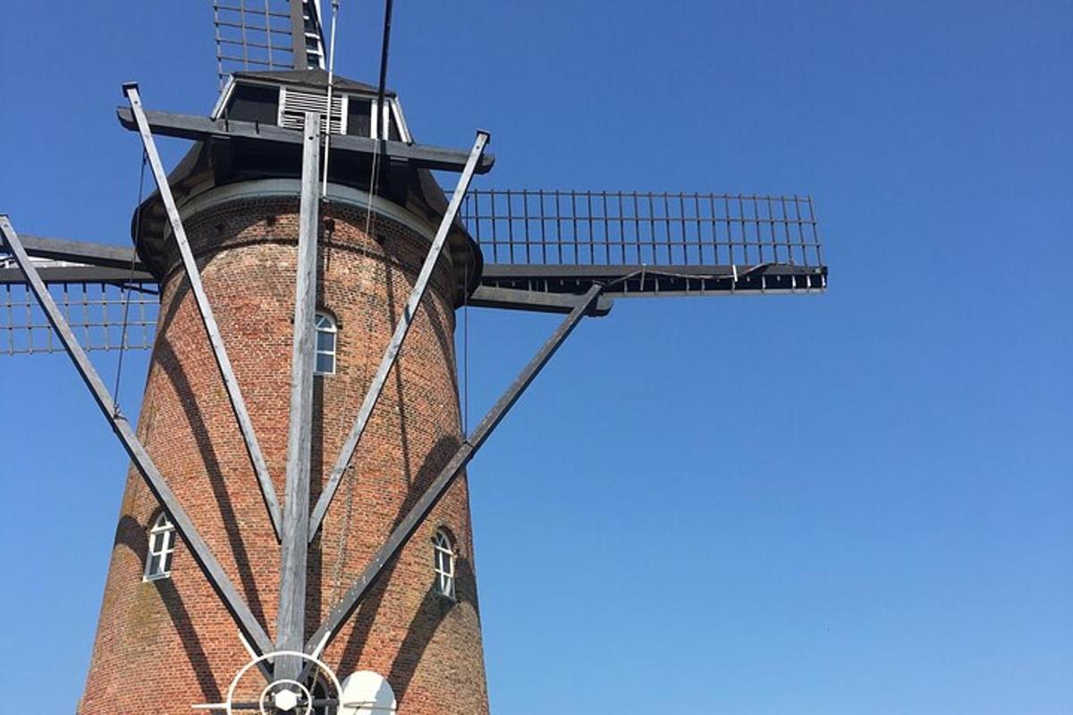 un mulino a vento in cima a un edificio in mattoni