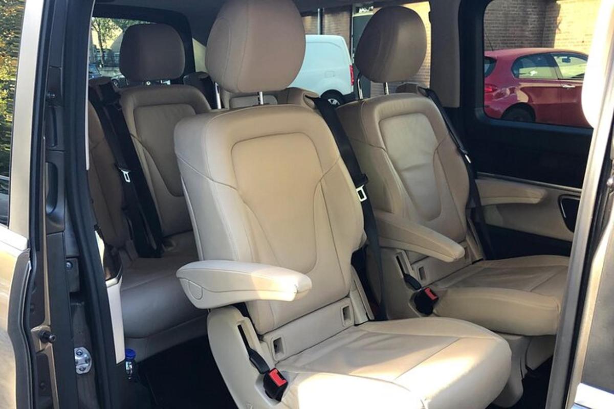 una vista interna dei sedili posteriori di un minivan
