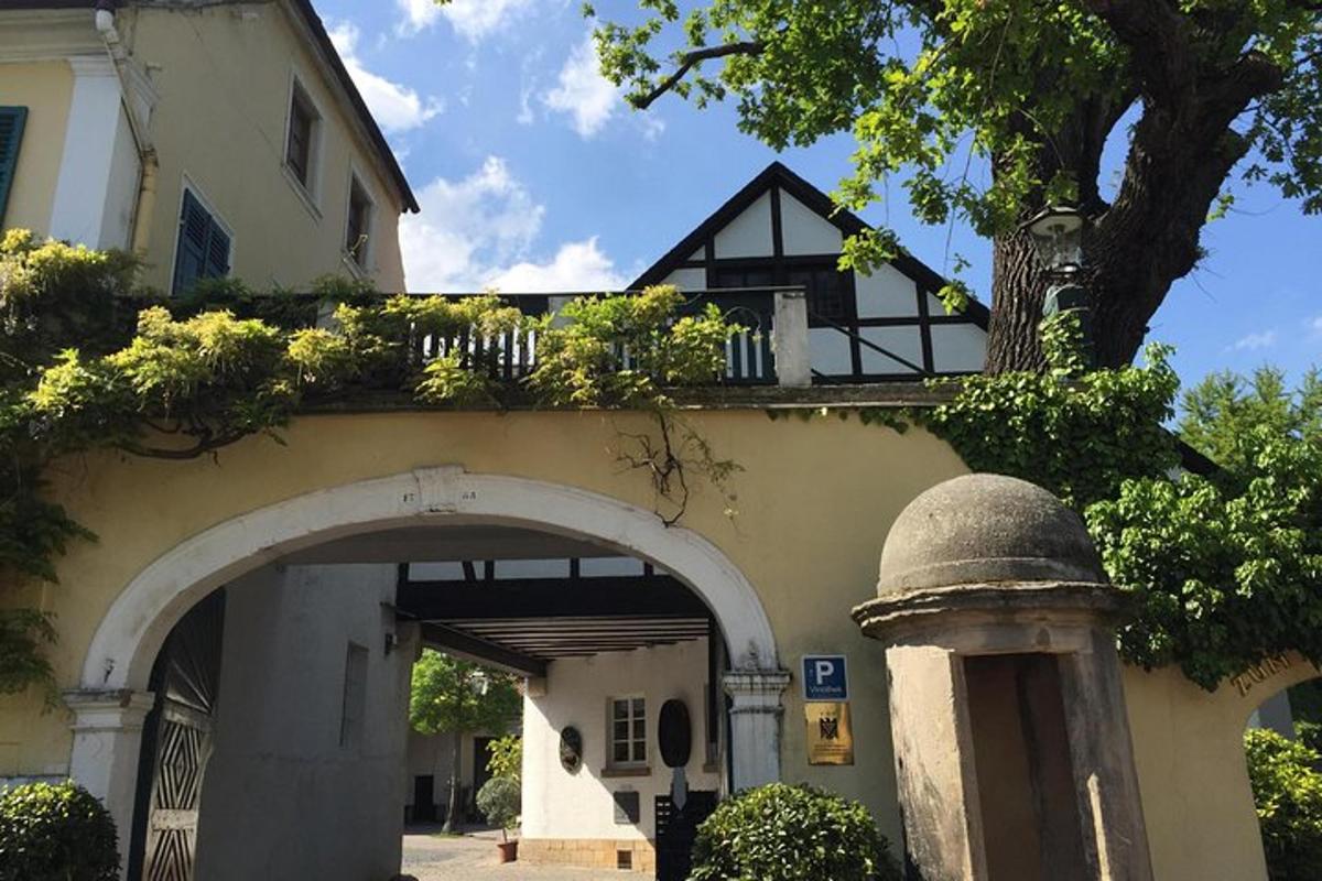 un ingresso di una casa con un arco