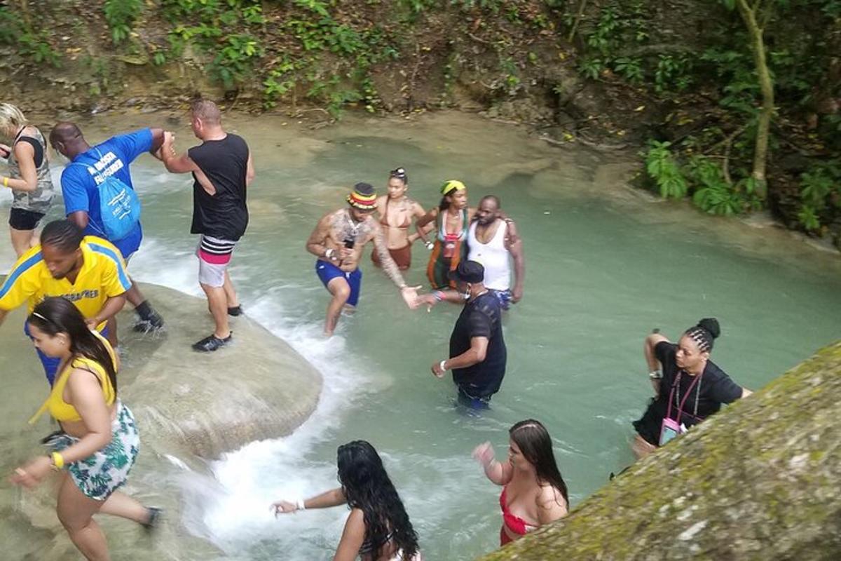 un gruppo di persone in piedi in una pozza d'acqua