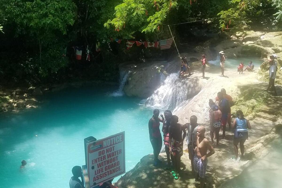 un gruppo di persone in piedi davanti a una cascata