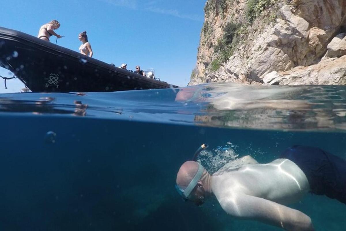 muž plavající ve vodě v oceánu