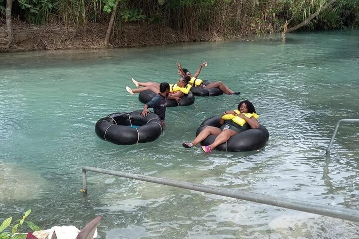Un grupo de personas viajando en flotadores en el agua.