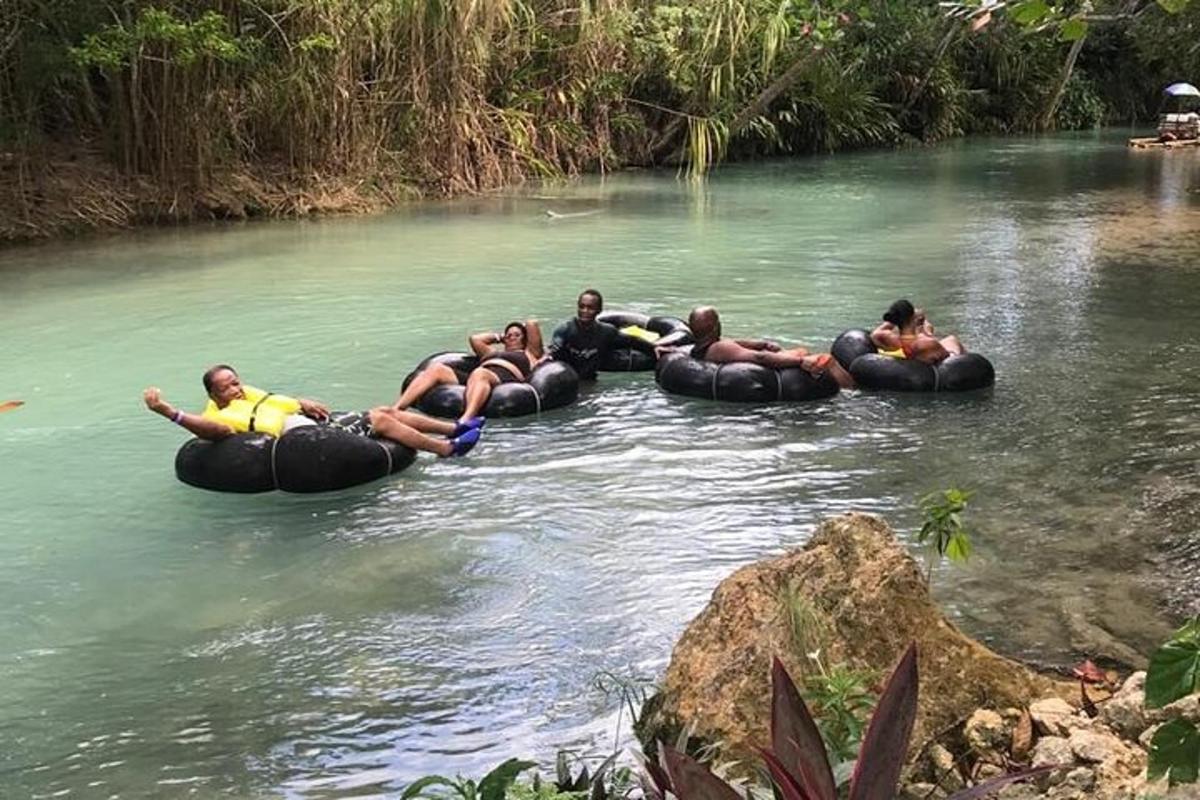 Un grupo de personas haciendo rafting por un río en flotadores.