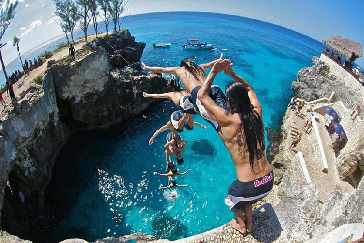 un gruppo di persone che saltano in una piscina d'acqua
