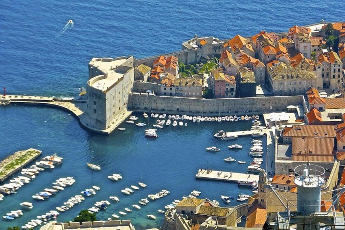 una vista aerea di un porto con barche in acqua