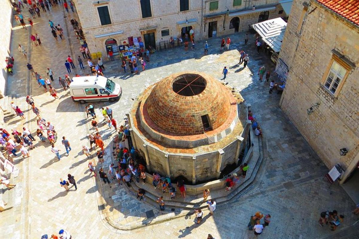 una vista dall'alto di una folla di persone in piedi attorno a un edificio
