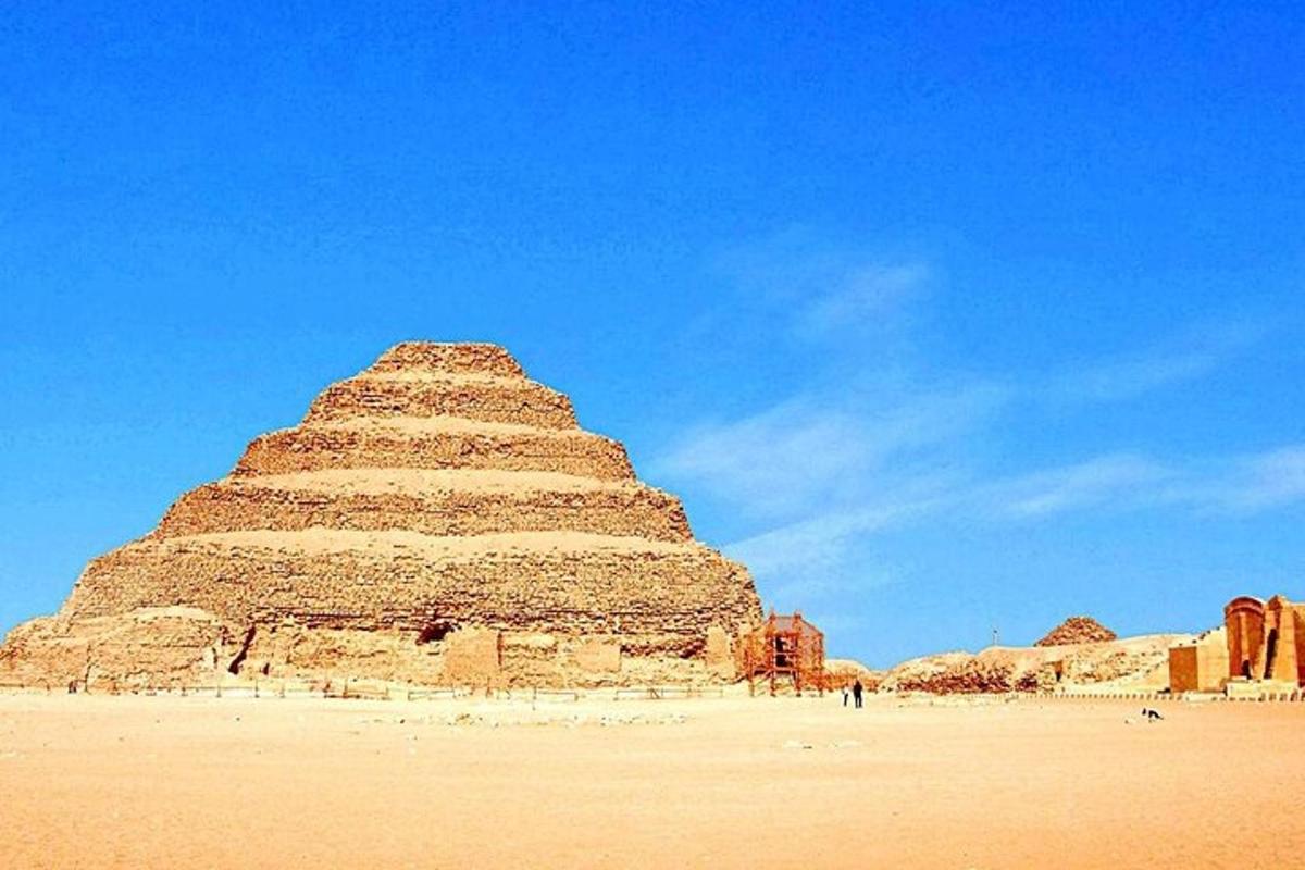 pyramida uprostřed pouště