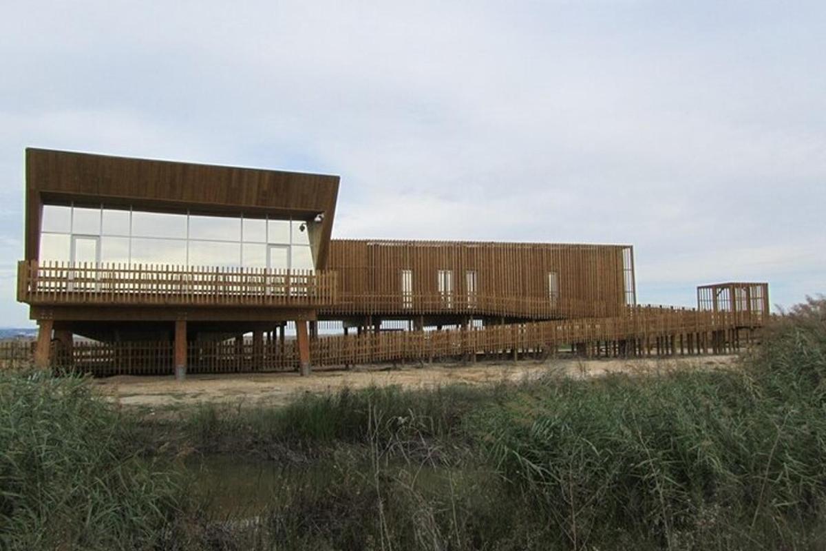 un edificio situado encima de un campo