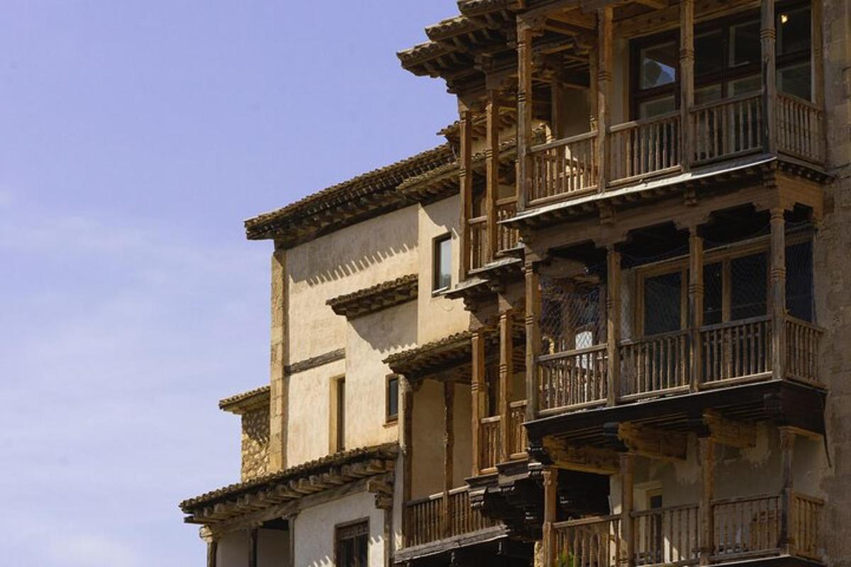 un edificio alto con balconi sui lati
