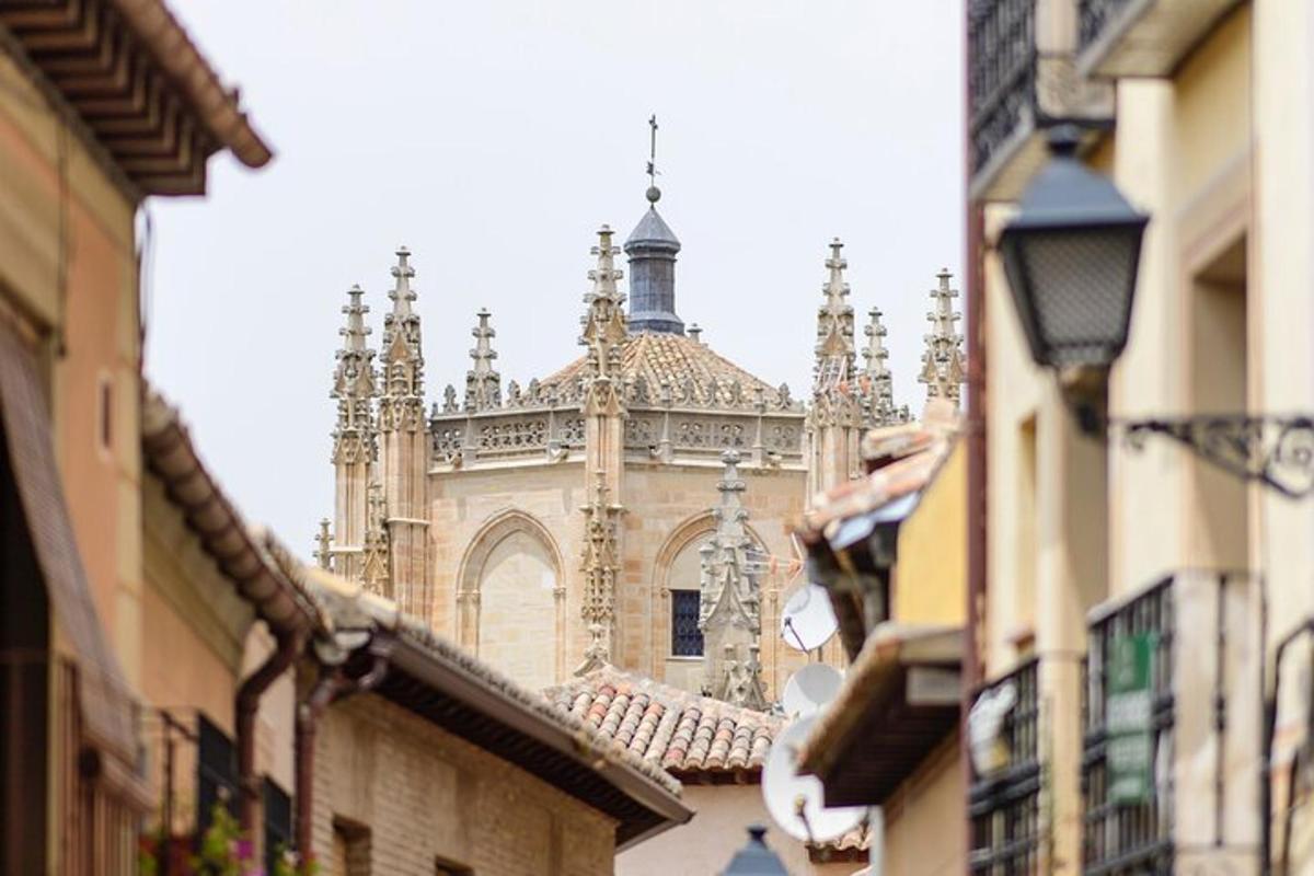 un vecchio edificio con una torre in lontananza