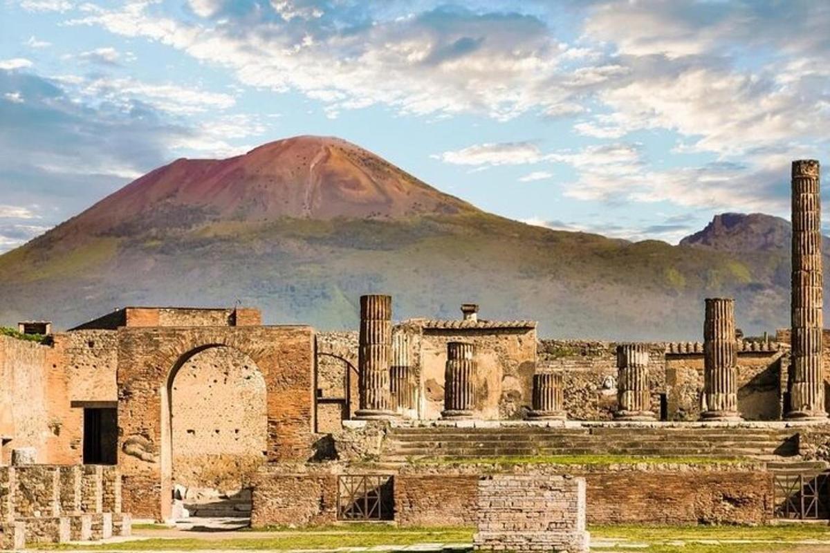 sebuah bangunan purba dengan latar belakang gunung