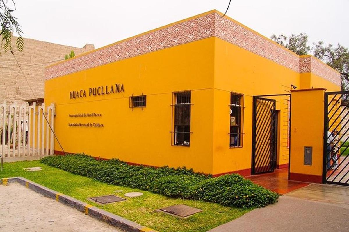 un edificio giallo con la scritta Metrorolania sopra