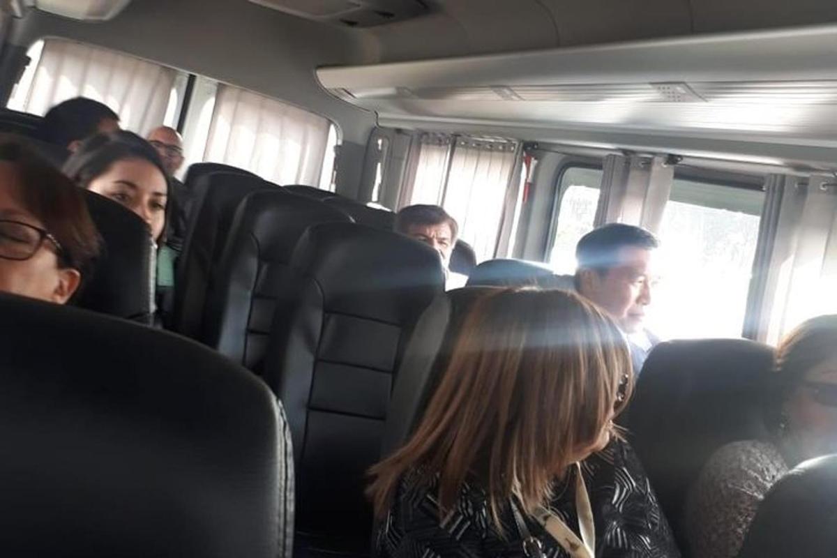 sekumpulan orang duduk di atas bas