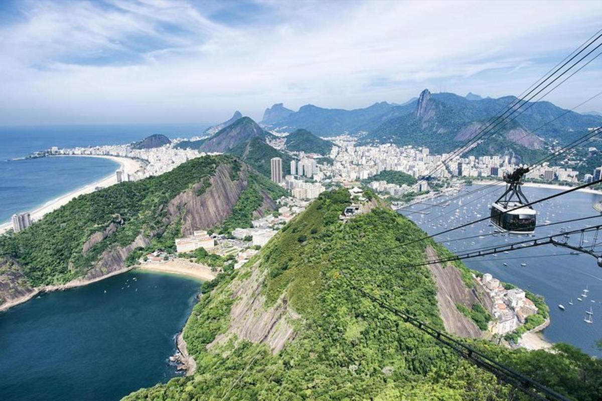 um passeio de gôndola sobre uma montanha próxima ao oceano