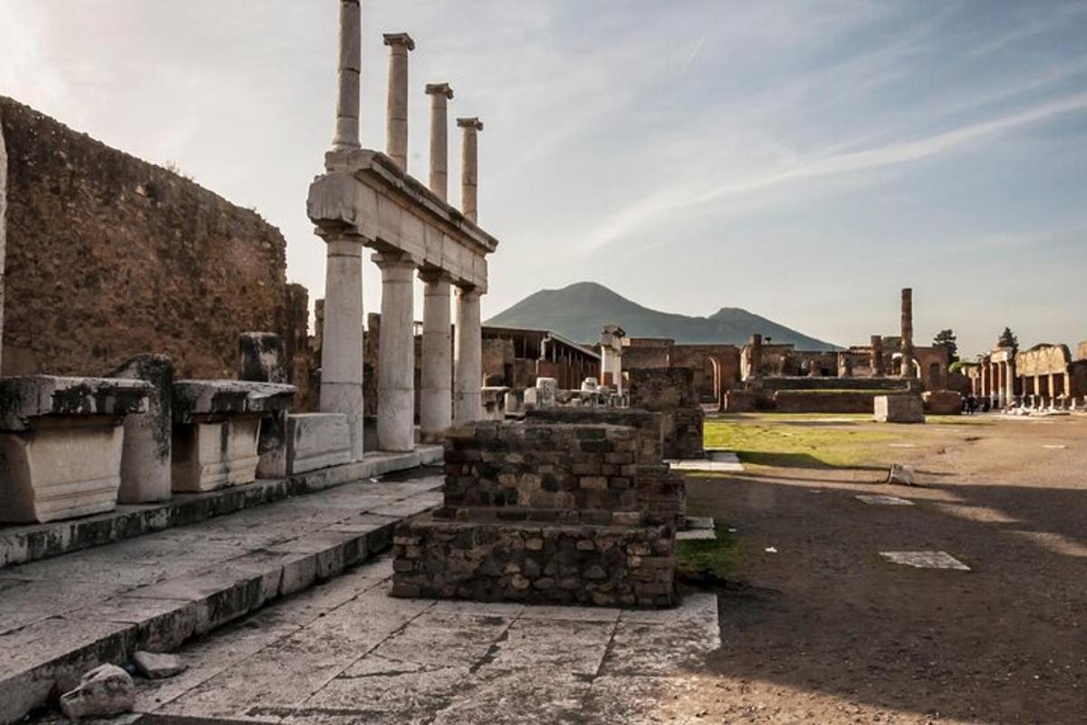 Ruinas antiguas de un edificio con pilares en una calle.