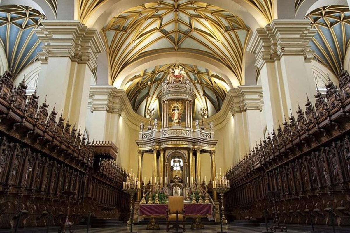 una grande chiesa con un grande altare al suo interno