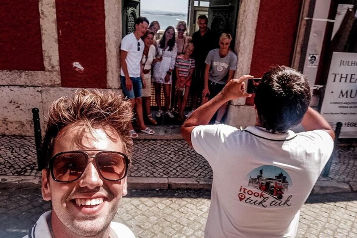 moški, ki fotografira skupino ljudi