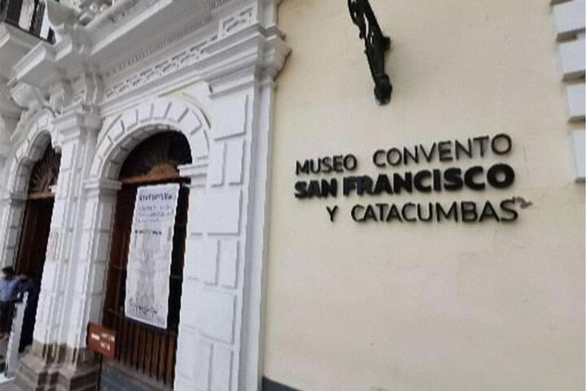 un edificio con un cartello sul lato