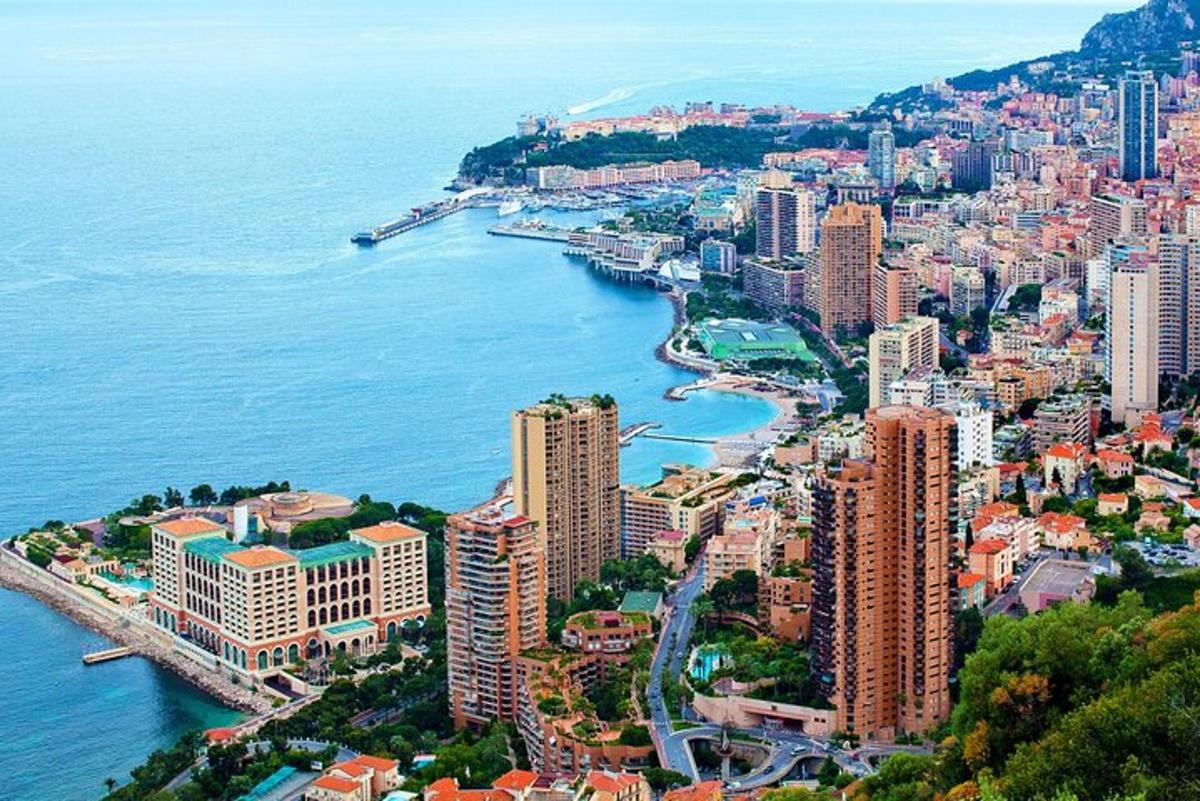 uma vista aérea de uma cidade próxima à água