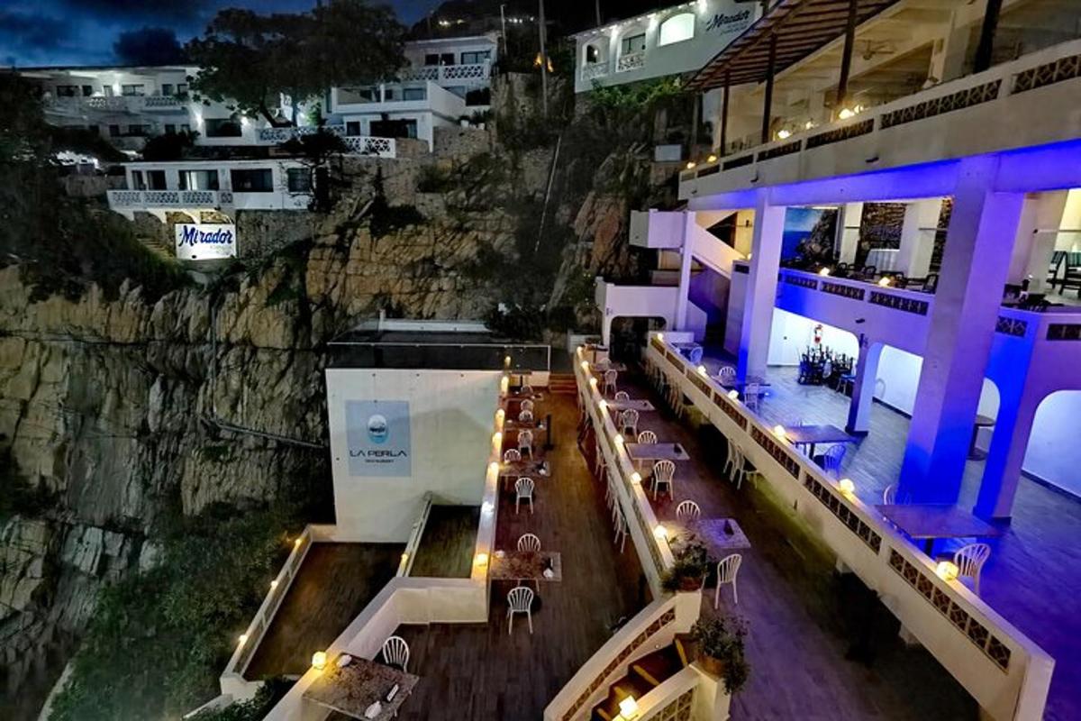 pohled shora na restauraci se stoly a židlemi